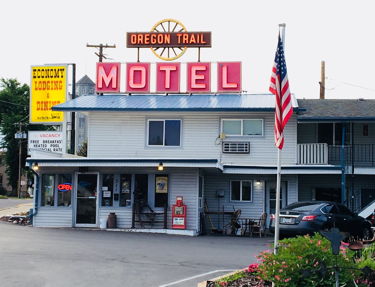Oregon Trail Motel & Restaurant  Baker City Oregon Image